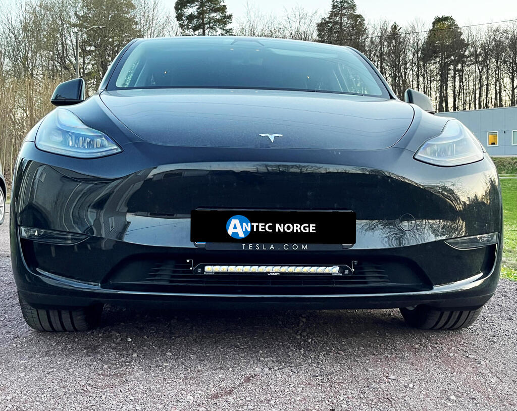 Grillkit med Lazer linear 18 ELITE – Tesla Y for innmontering i nedre grill