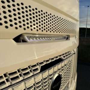 Fjernlyspakke med OZZ XB1 P27″ (hvit) – for Volvo FH Aero