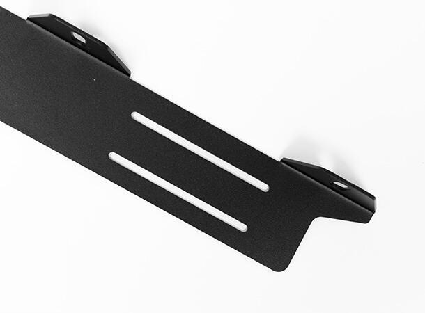 Skiltbrakett Rustfri – For tre lamper. Sortlakkert.